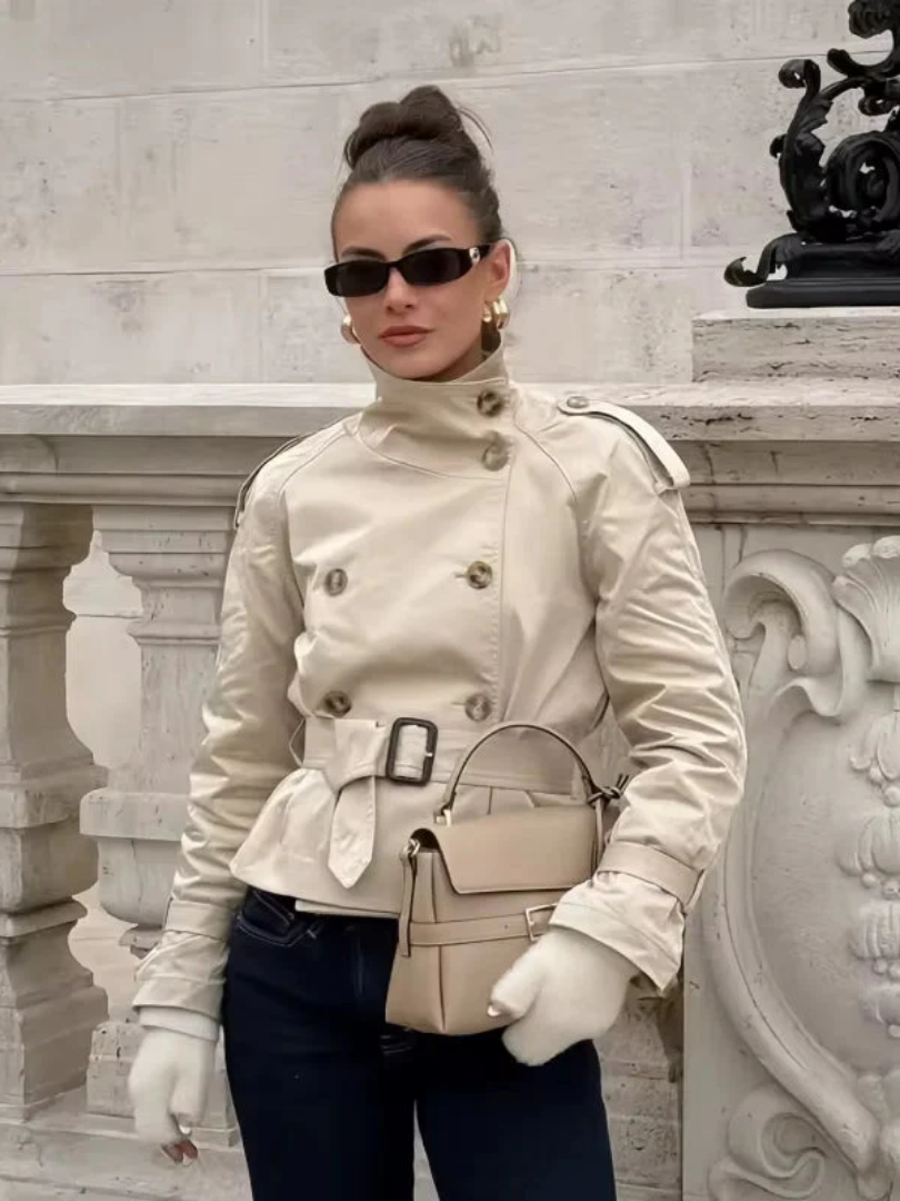 Lyss Kort dame trenchcoat – stilfuld efterårsjakke med bælte - Auvéla