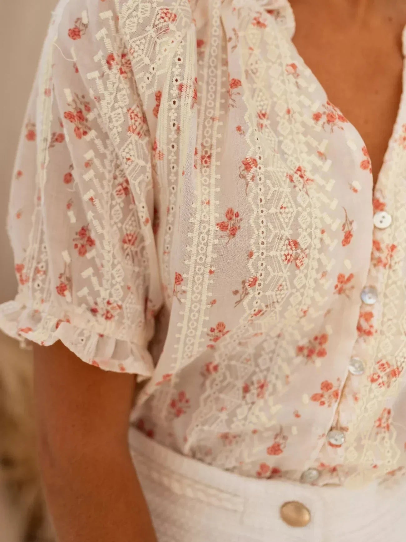 Alva™ | Drømmende bluse med subtilt blomsterprint - Auvéla