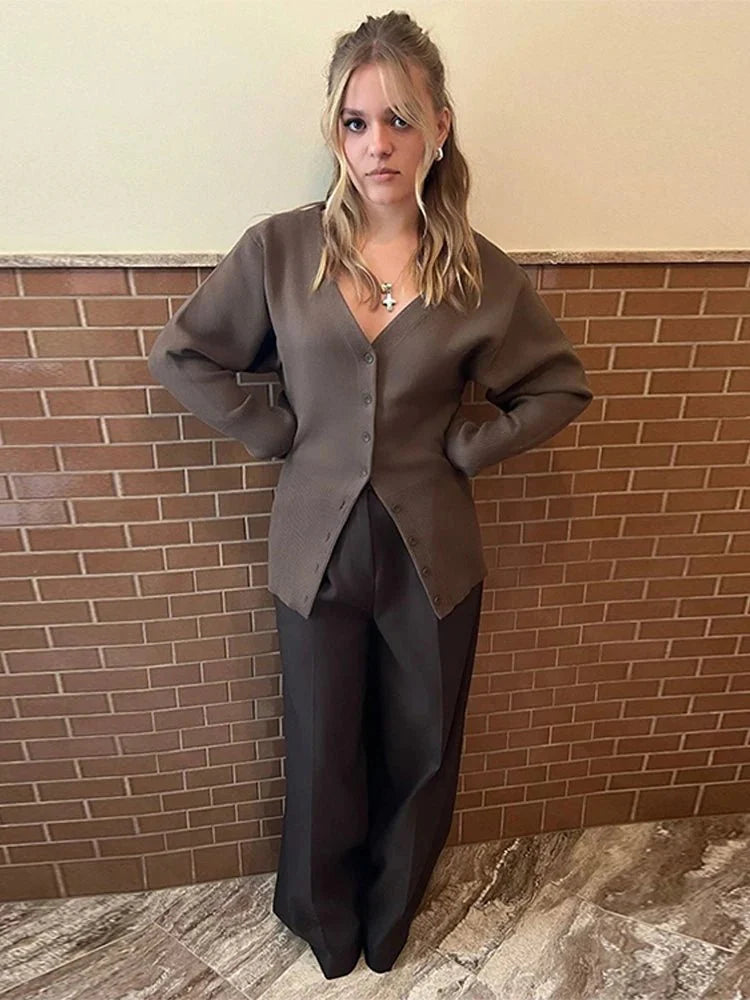 Isabella brun cardigan – elegant V-hals striktrøje - Auvéla