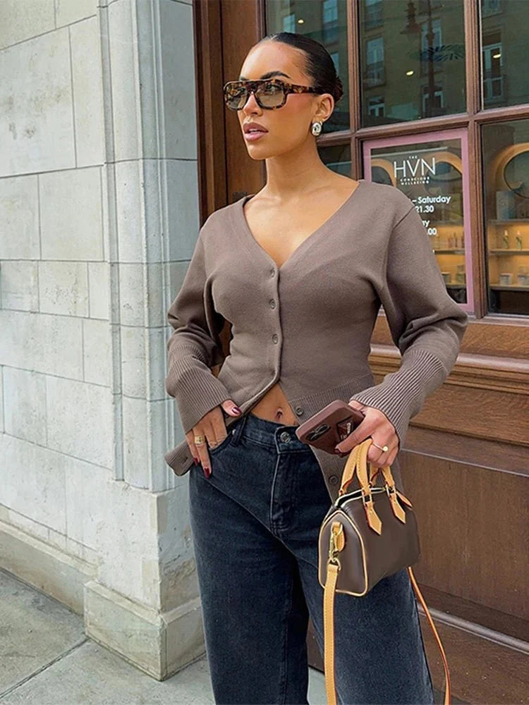 Isabella brun cardigan – elegant V-hals striktrøje - Auvéla