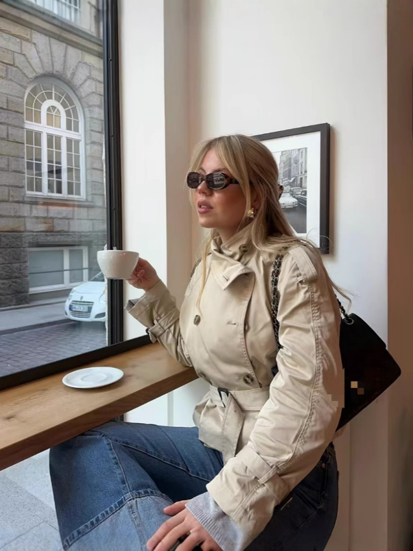 Lyss Kort dame trenchcoat – stilfuld efterårsjakke med bælte - Auvéla