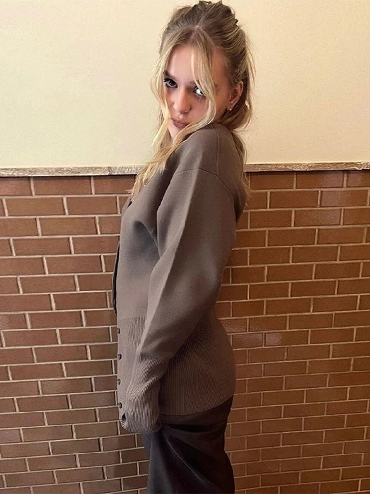 Isabella brun cardigan – elegant V-hals striktrøje - Auvéla