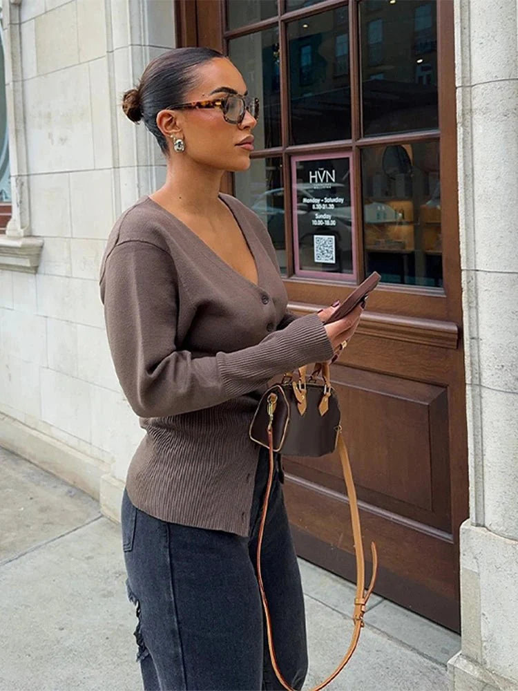Isabella brun cardigan – elegant V-hals striktrøje - Auvéla