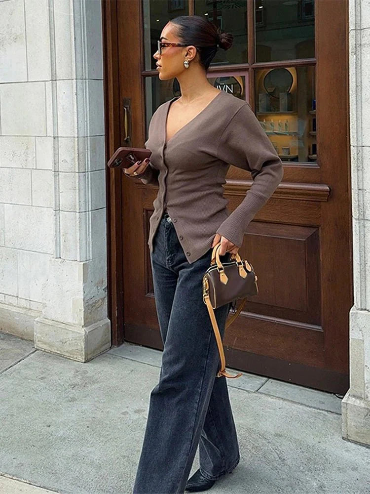 Isabella brun cardigan – elegant V-hals striktrøje - Auvéla